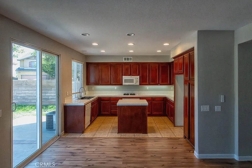 5 bed, 2696 sqft, $3,500 — Photo 4