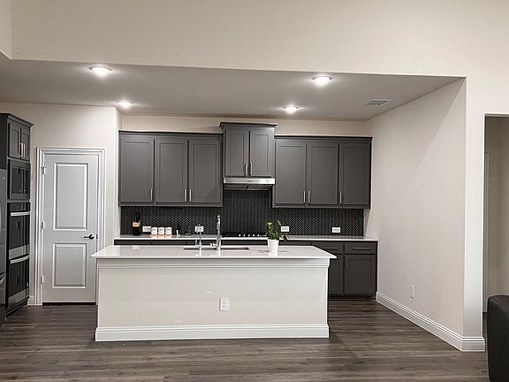 5th image of 545 Willowmore Dr