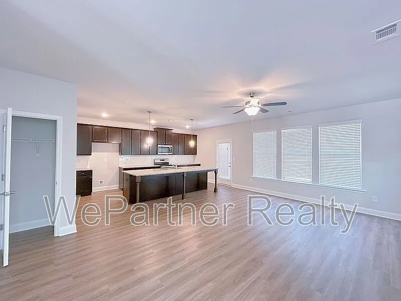 3 bed, 2.5 bath, 1818 sqft, $2,495 — Photo 4