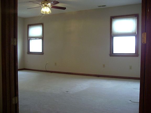 Master w/walk in closet 