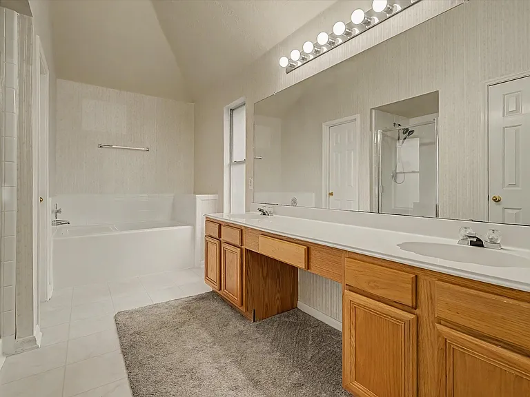 10840 Sycamore Dr N — Photo 30