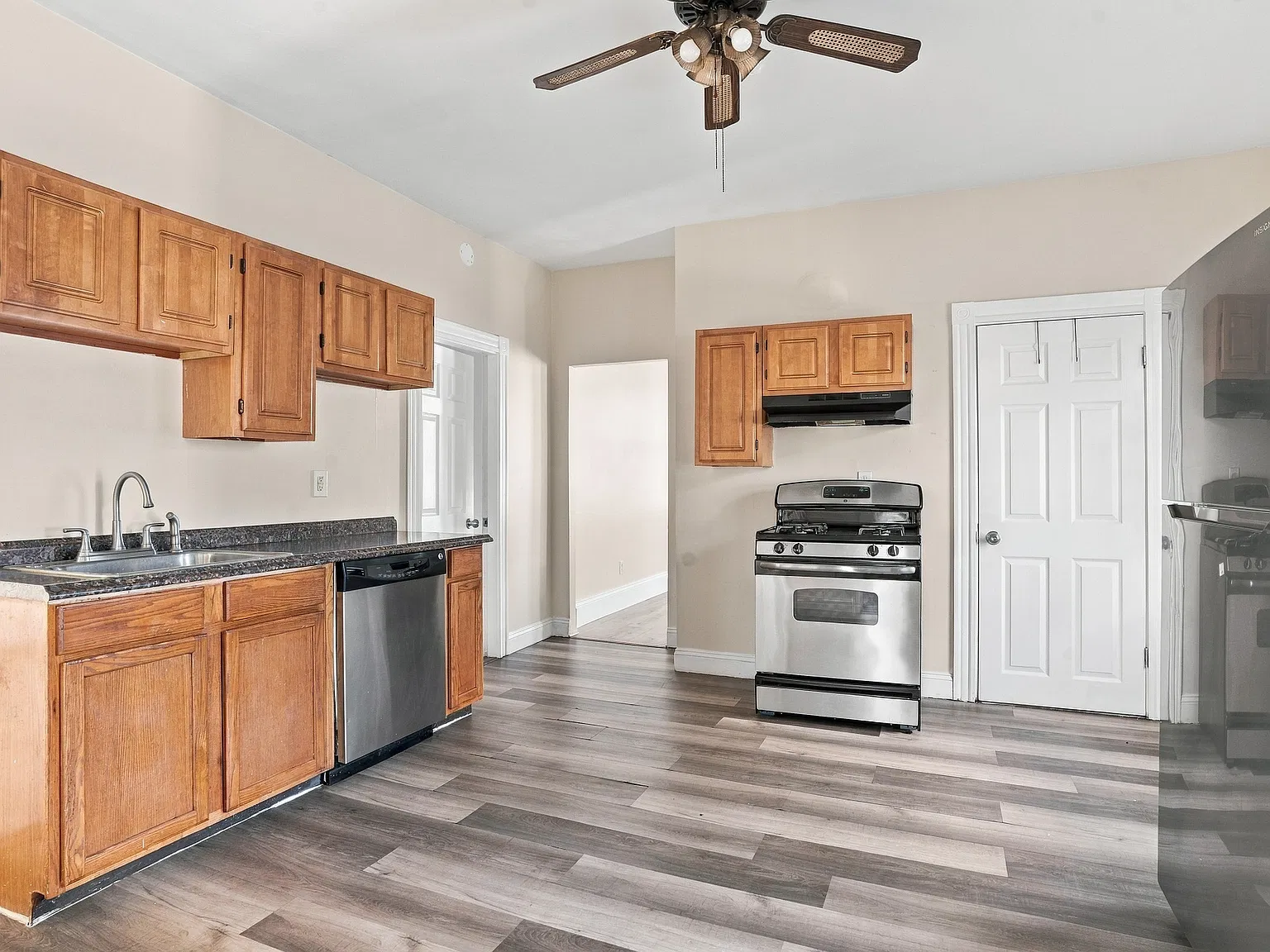 2 bed, 900 sqft, $1,800 — Photo 2