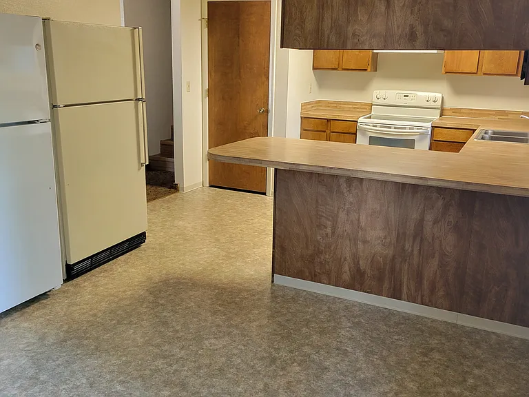 2425 Wildflower Dr — Photo 4
