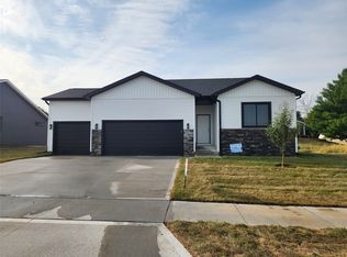 2311 N 8th Ave E, Newton, IA 50208