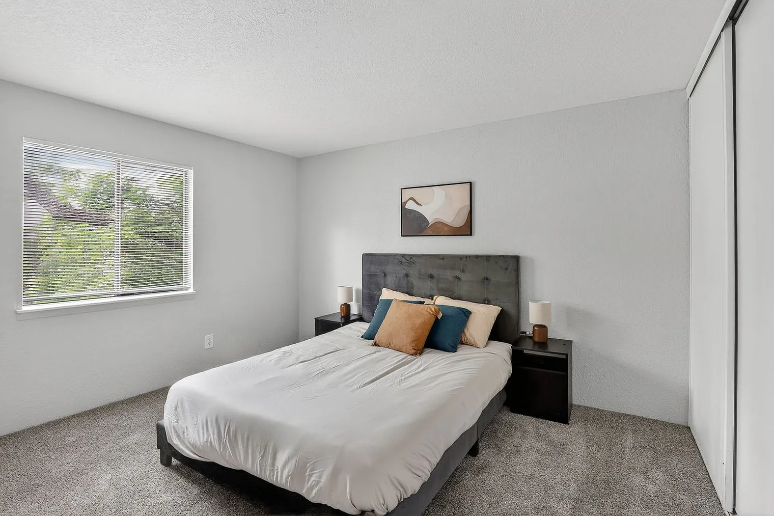 2 bed, 1.0 bath, 9913 sqft, $2,310 — Photo 3