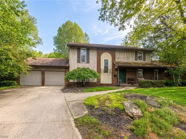 1805 Heritage Cir, Dover, OH 44622