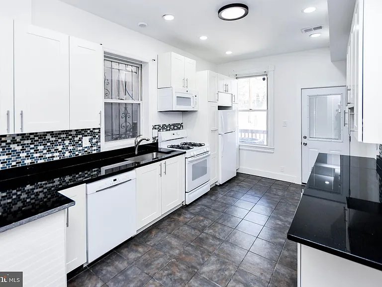 104 R St NE #A — Photo 16