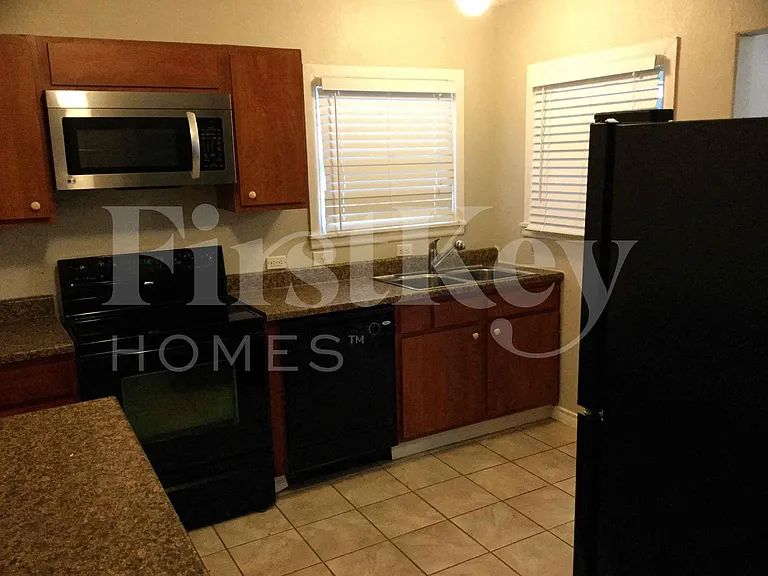 1108 W Camp Cir — Photo 5
