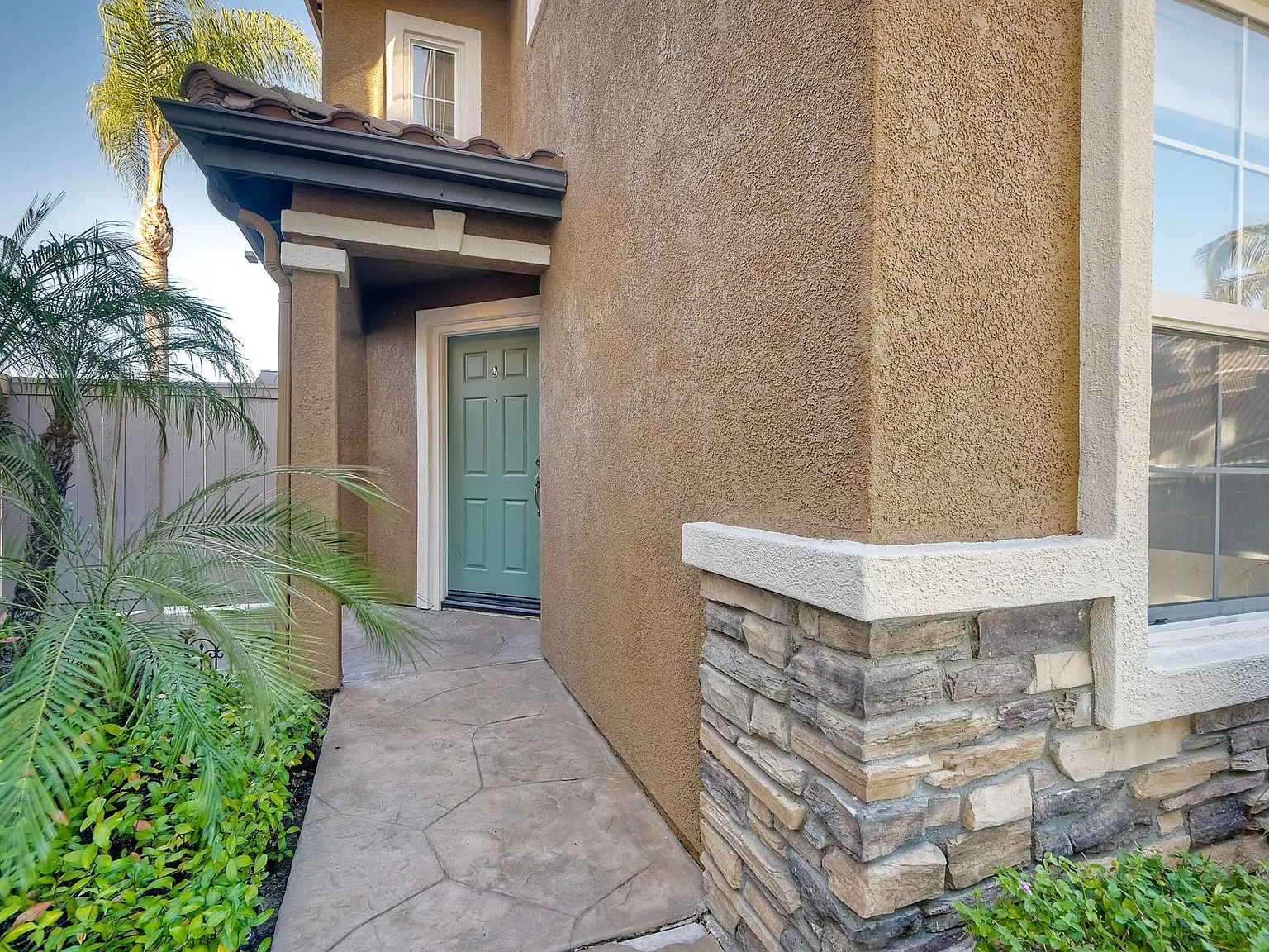 4 bed, 2.5 bath, 2012 sqft, $4,500 — Photo 4