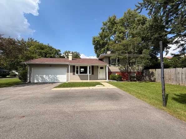 5S481 Glenoban Dr, Naperville, IL 60563