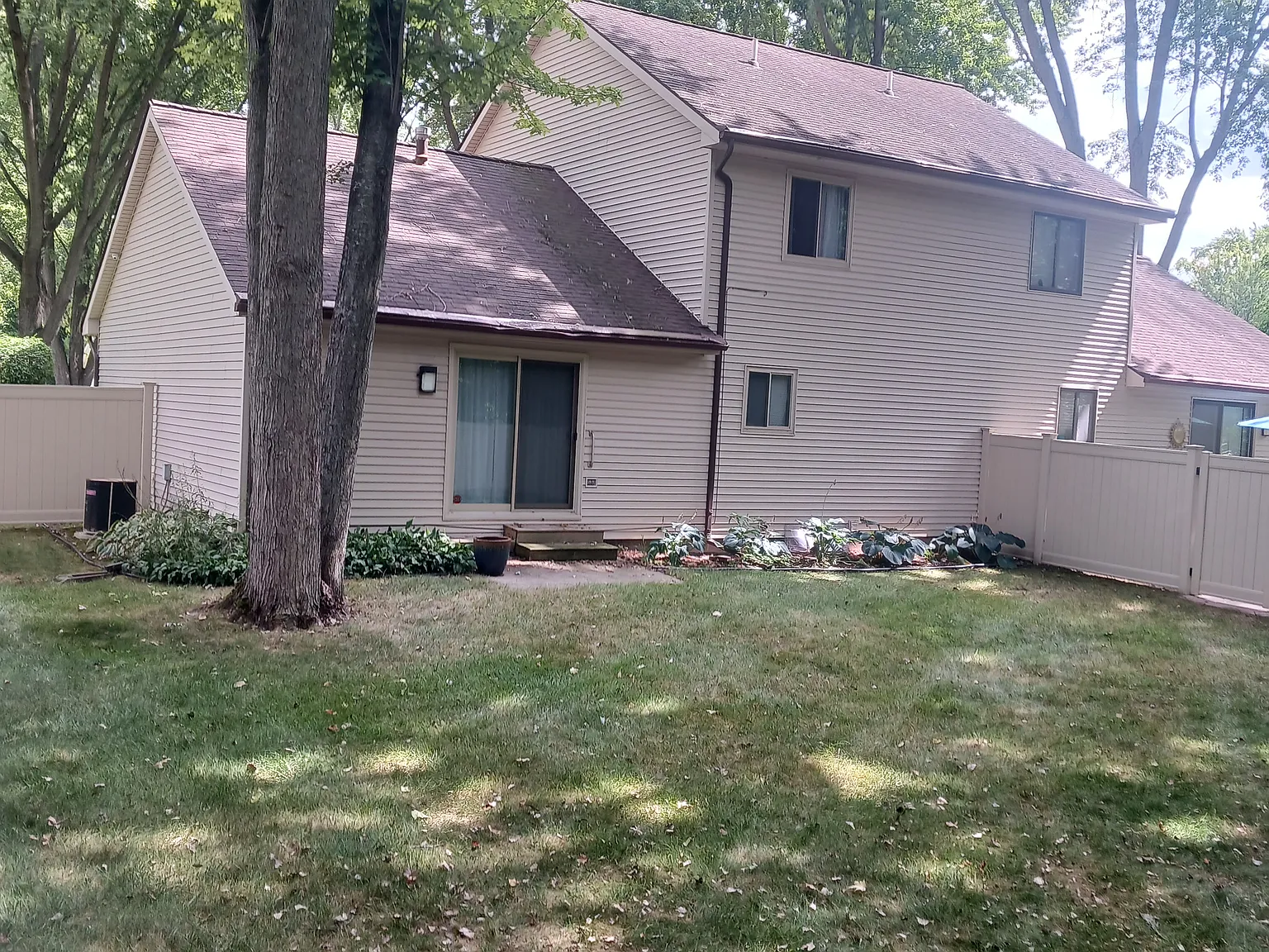 2 bed, 2.5 bath, 1200 sqft, $1,200 — Photo 2