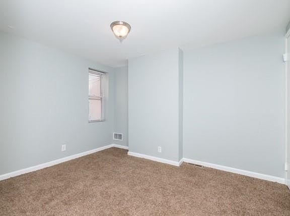 5th image of 220 Woodlawn Ave