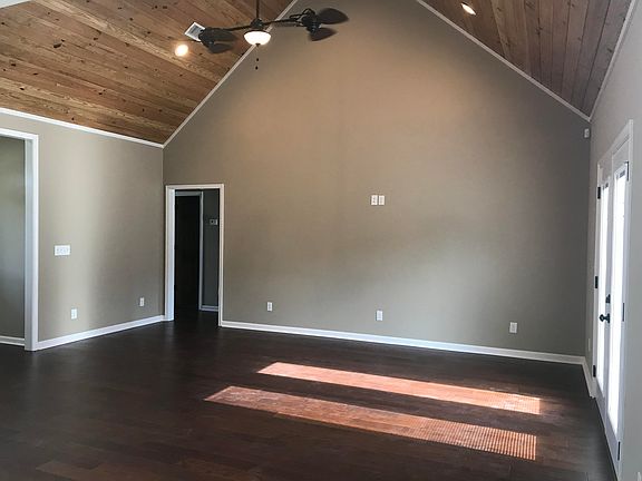4th image of 330 Carly Ln
