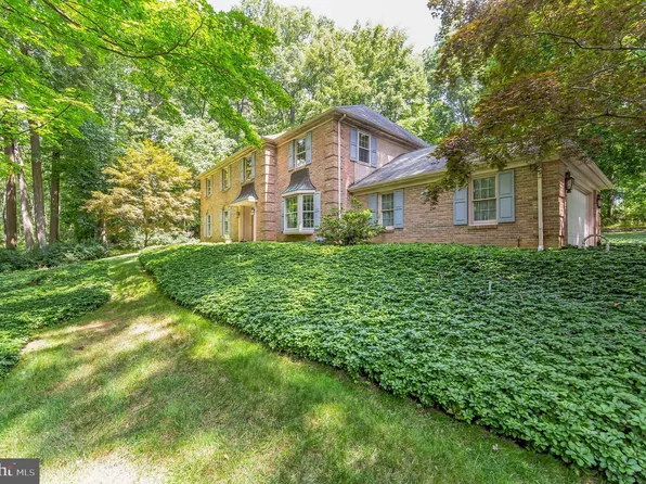831 Nathan Hale Dr, West Chester, PA 19382