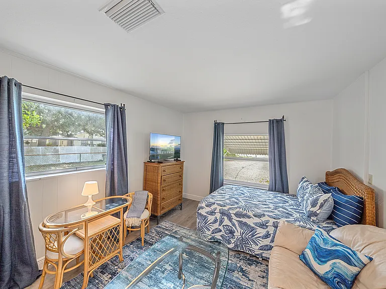 708 Shore Rd #B — Photo 3