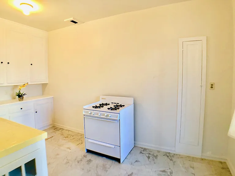 1352 W 10th St #3 — Photo 25