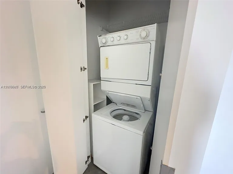 10 SW South River Dr #1607 — Photo 9