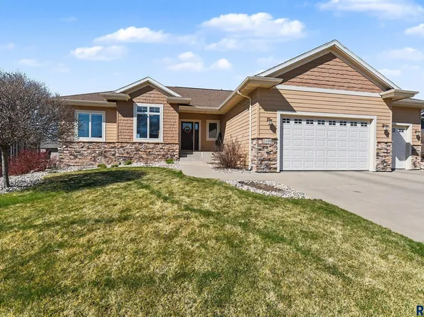 2108 S Silverpine Ct, Sioux Falls, SD 57110