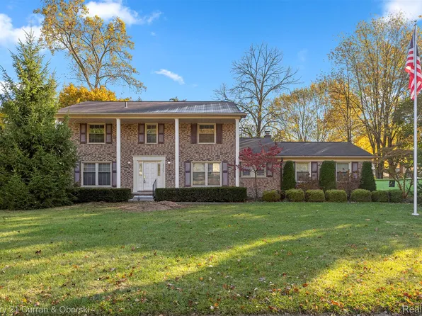 29260 New Bradford Dr, Farmington Hills, MI 48331