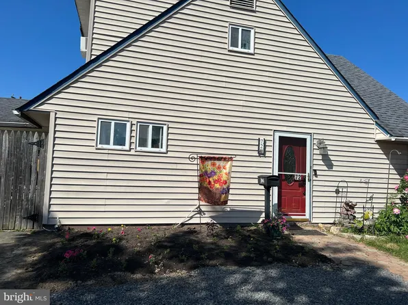 72 Aster Ln, Levittown, PA 19055