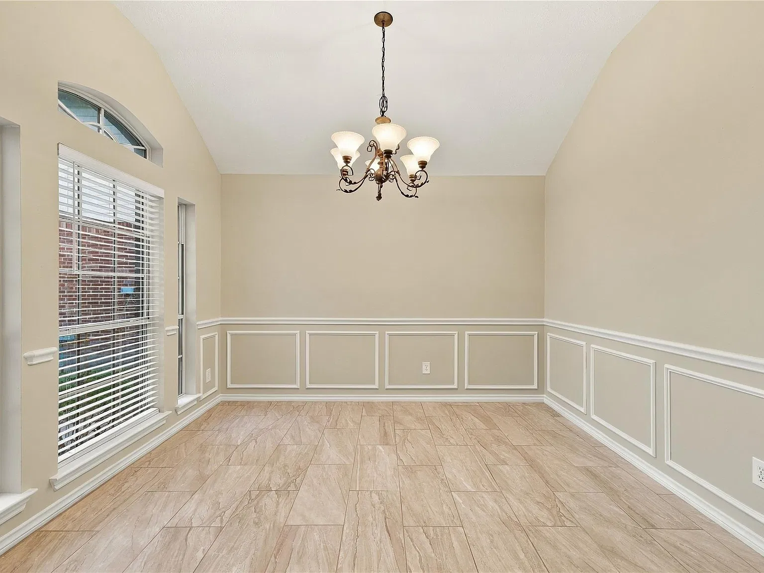 4 bed, 2.0 bath, 2026 sqft, $2,150 — Photo 3