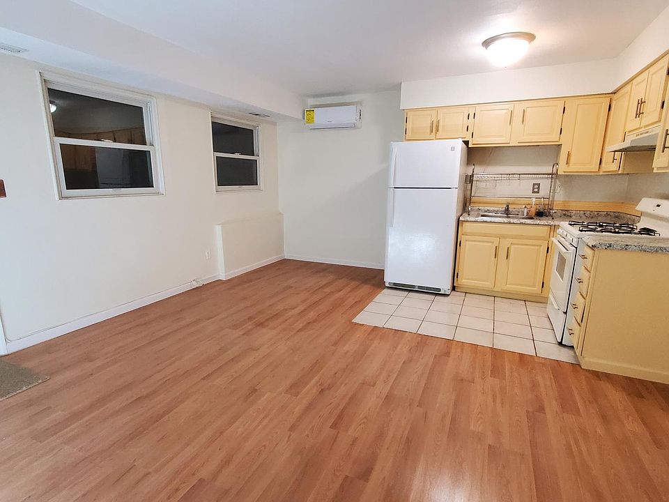 1st image of 129 Zoe St Floor 1