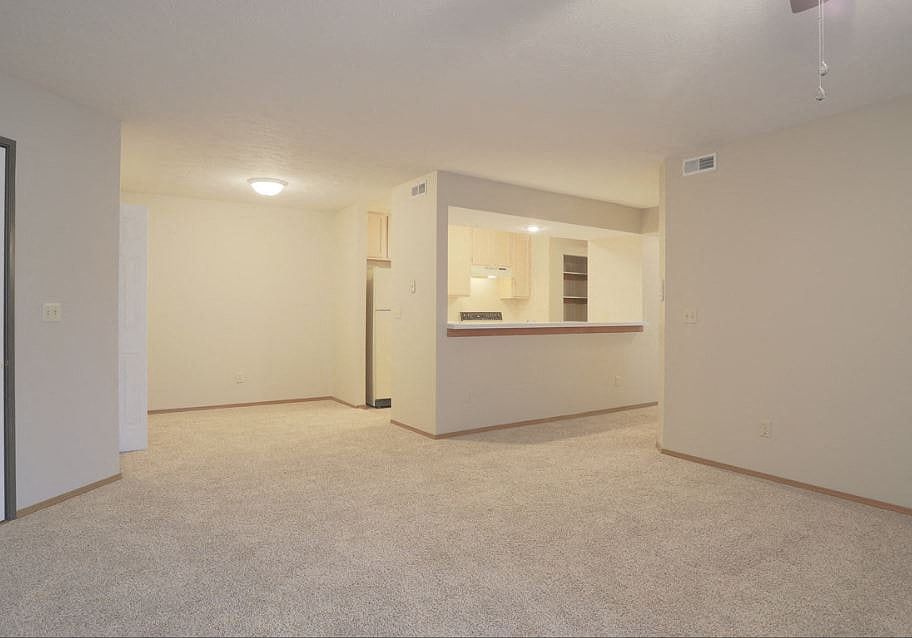 Oakbrook Court | Spacious Living Room
