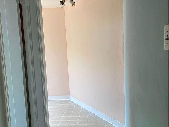 5th image of 187 Logan Ave W