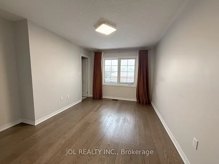 1374 Granrock Cres — Photo 5