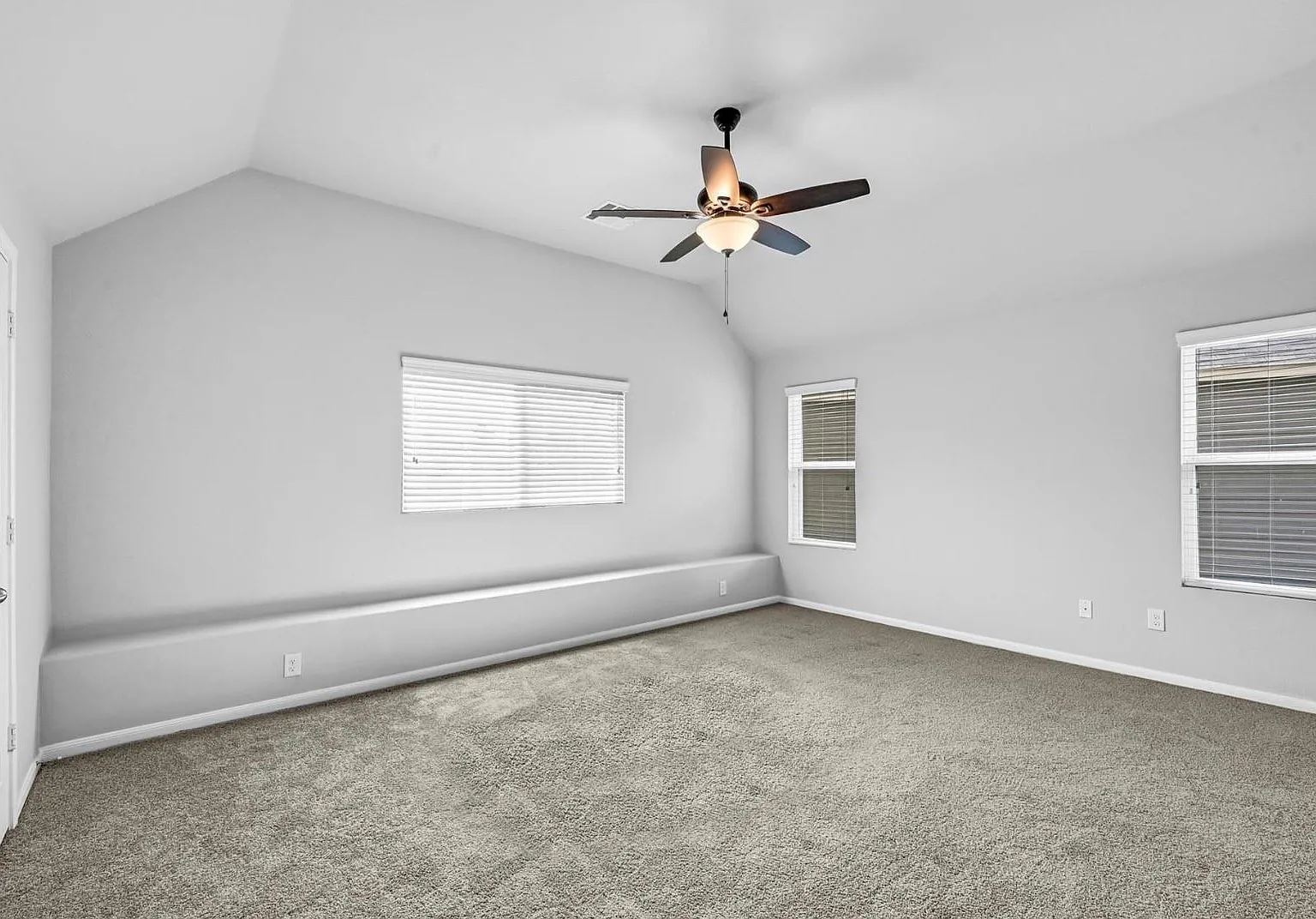 5 bed, 2.5 bath, 2718 sqft, $2,400 — Photo 3