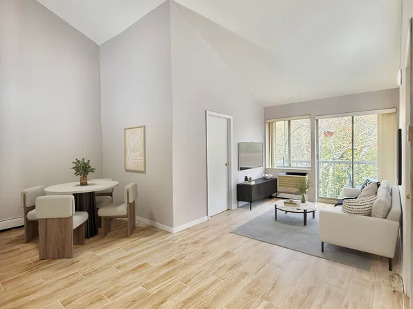 76-16 Grand Central Parkway image 1 of 10