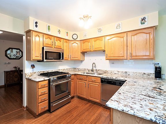 4th image of 807 W Burr Oak Dr