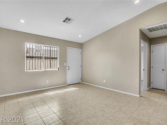 2nd image of 302 Linn Ln