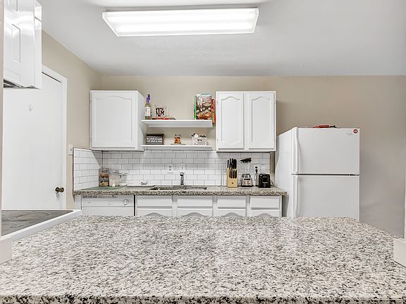 5th image of 703 Wellesley Ct #A-b