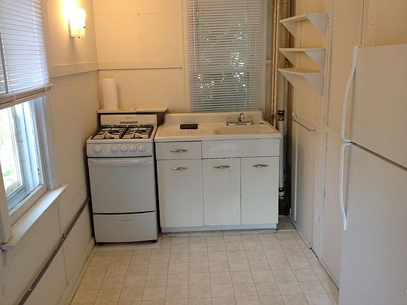 2nd image of 615 N Woodlawn Ave #1