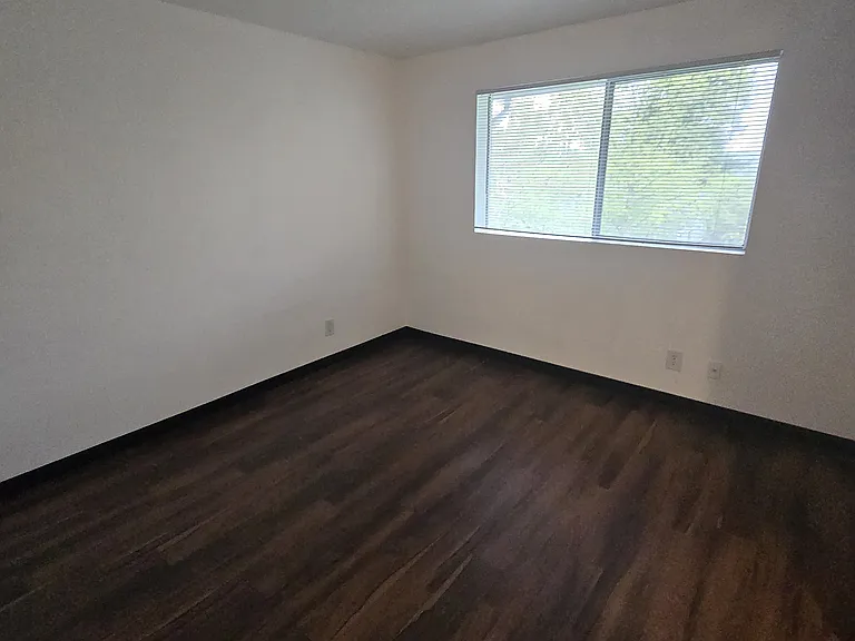 Isherwood Apartments — Photo 9