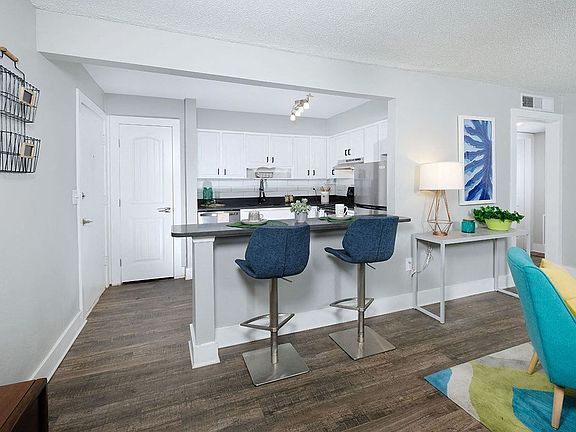 Mandarin Bay Apartments - Dinette