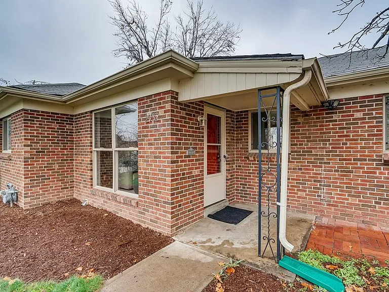 2932 Ivanhoe St — Photo 2