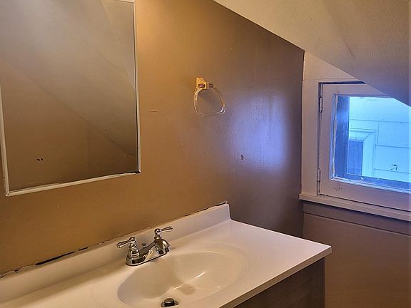 4th image of 134 Dartmouth Ave Floor 2