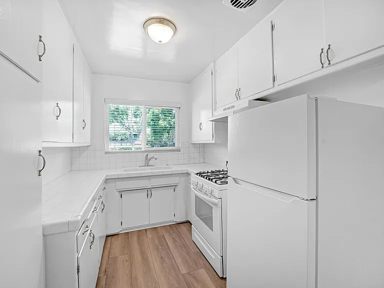 402 Montana Ave in Santa Monica - 4 blocks to the beach! — Photo 6