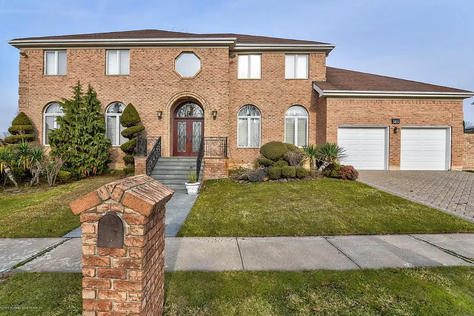 385 Vineland Ave