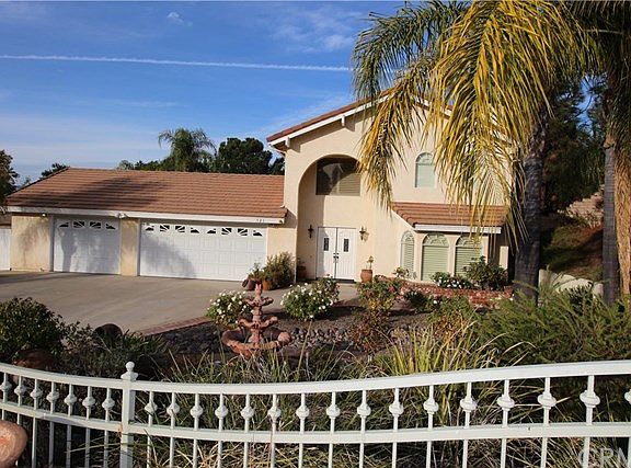 2nd image of 521 Fairway Dr