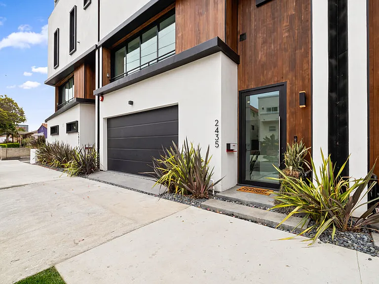 2435 S Penmar Ave — Photo 49