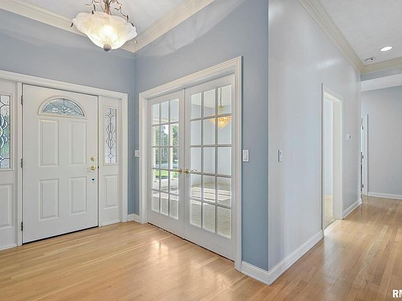 3rd image of 438 Oakwood Cir