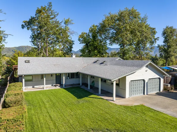 1320 Redwood Cir, Grants Pass, OR 97527