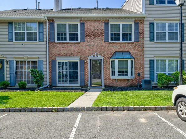 96 Versailles Ct, Hamilton, NJ 08619