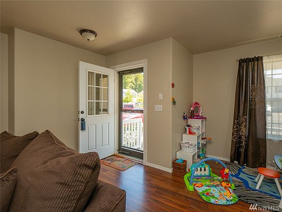 3rd image of 203 Silvernail St NE