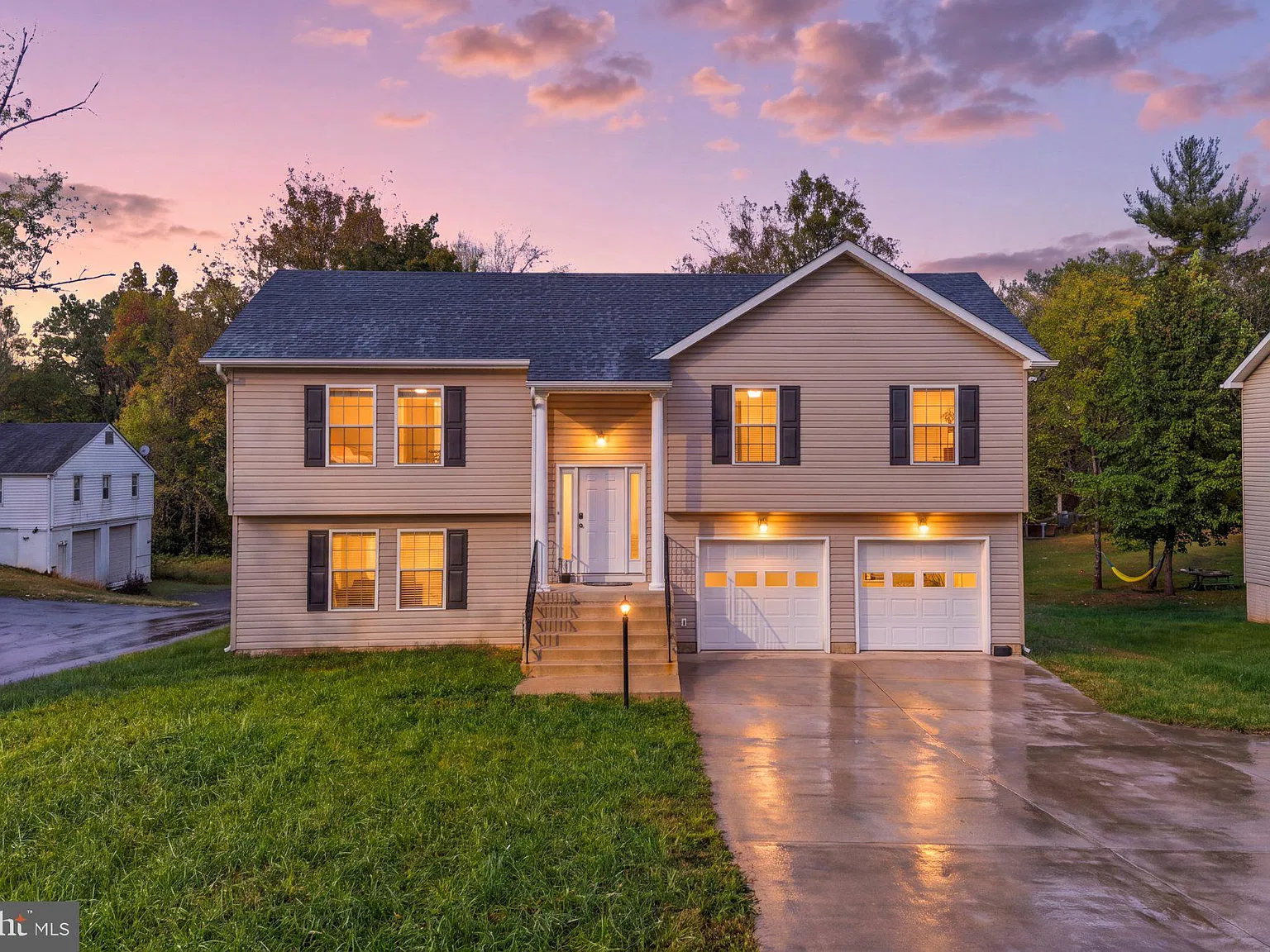 4 bed, 3.0 bath, 2584 sqft, $4,000 — Photo 2
