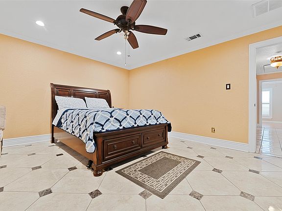 4th image of 910 Avenue J