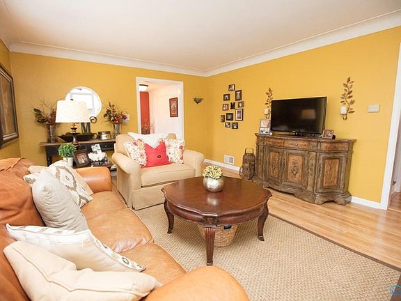 4th image of 2810 Densmore Dr